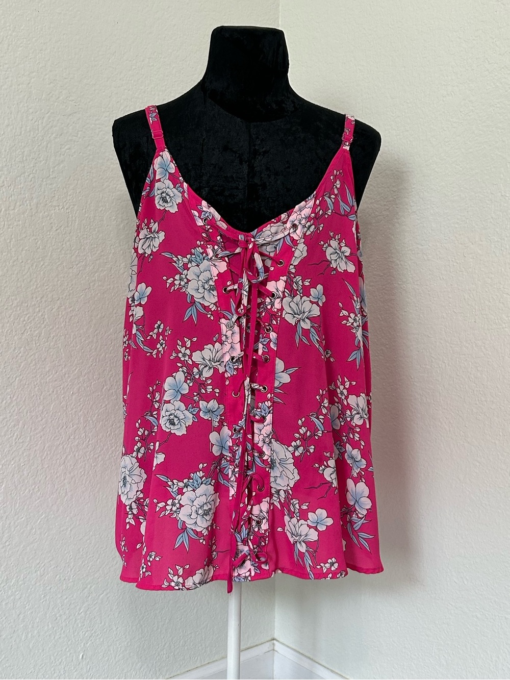 Torrid Size 1 Pink Floral Lace Up Front Sleeveless Tank Top Blouse